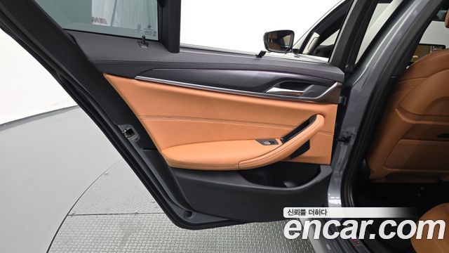 BMW 5-Series 2023 — photo 15