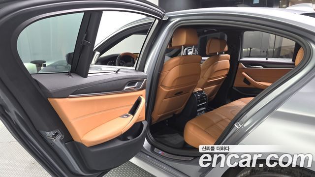 BMW 5-Series 2023 — photo 16