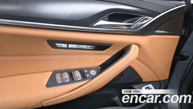 BMW 5-Series 2023 — photo 31
