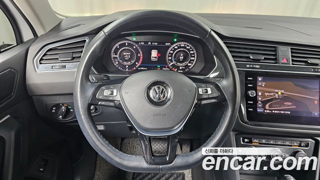 Volkswagen Tiguan 2018 — photo 19
