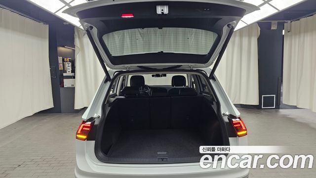Volkswagen Tiguan 2018 — photo 24