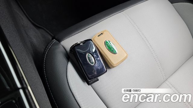 Land Rover Range Rover Velar 2026 — photo 28
