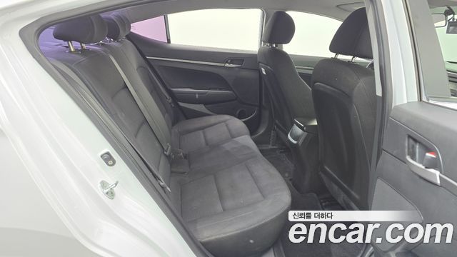 Hyundai AVANTE 2018 — photo 11