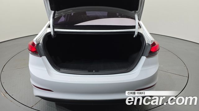 Hyundai AVANTE 2018 — photo 17