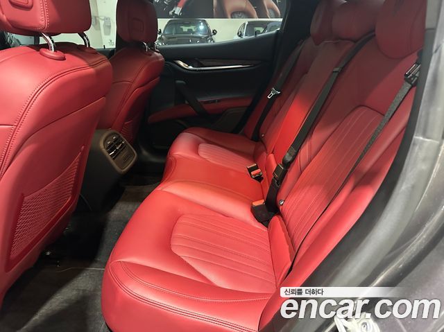 Maserati Ghibli 2023 — photo 11
