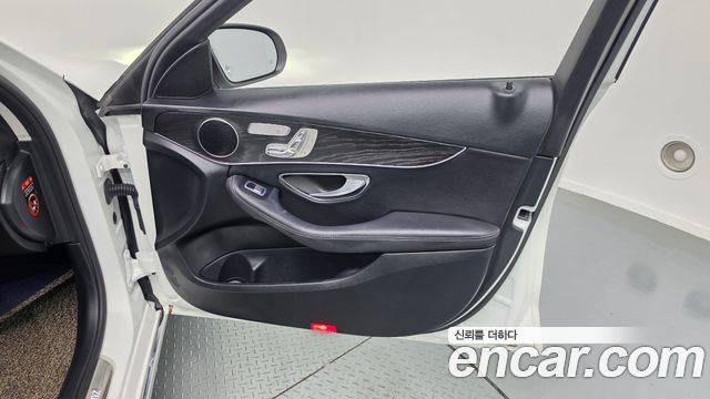 Mercedes-Benz C-Class 2019 — photo 14