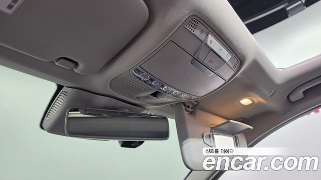 Mercedes-Benz C-Class 2019 — photo 28