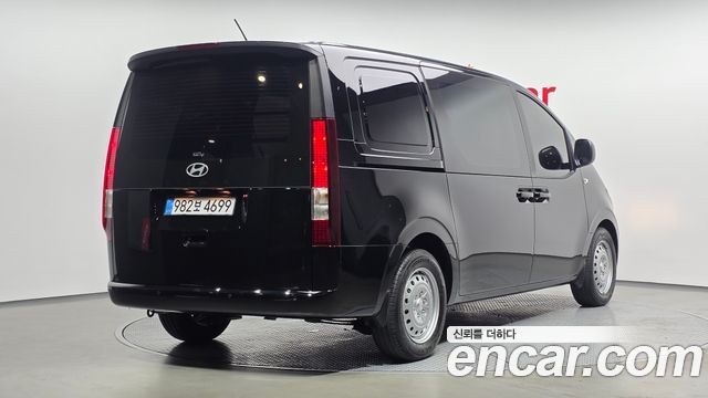 Hyundai Staria 2025 — photo 2
