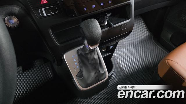Hyundai Staria 2025 — photo 12