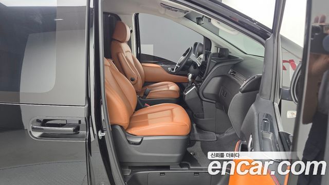 Hyundai Staria 2025 — photo 17