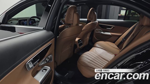 Mercedes-Benz E-Class 2025 — photo 16