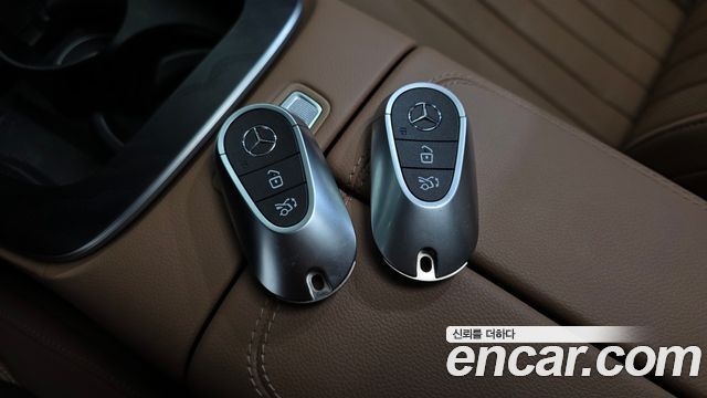 Mercedes-Benz E-Class 2025 — photo 31