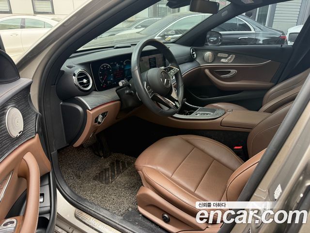 Mercedes-Benz E-Class 2022 — photo 9