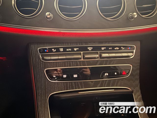 Mercedes-Benz E-Class 2022 — photo 12