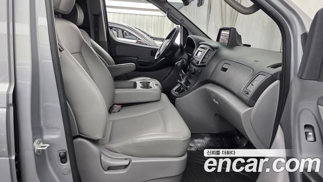 Hyundai Starex 2017 — photo 11