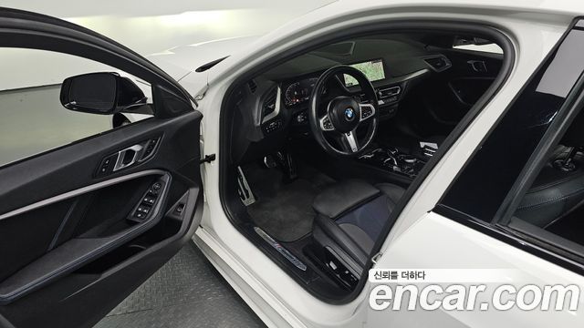 BMW 1-Series 2023 — photo 17