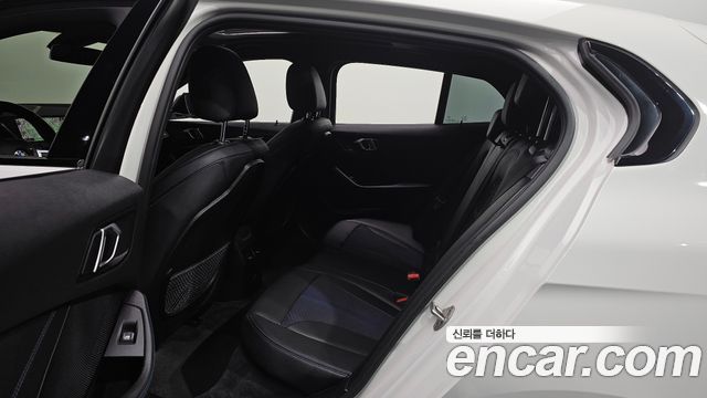 BMW 1-Series 2023 — photo 18