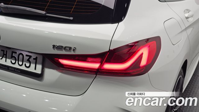BMW 1-Series 2023 — photo 9
