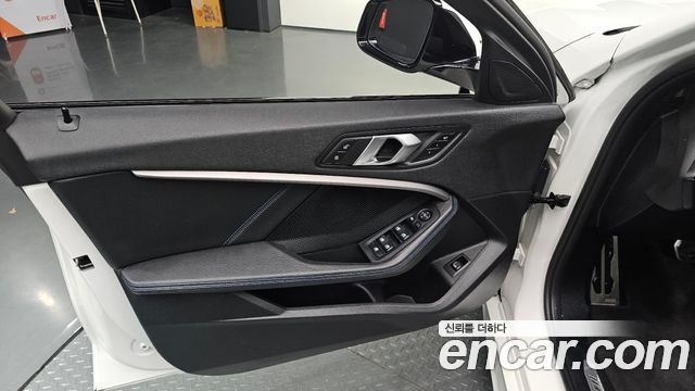 BMW 1-Series 2023 — photo 14