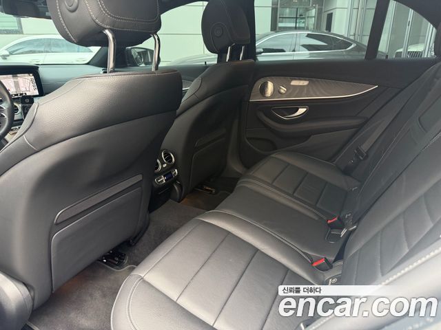 Mercedes-Benz E-Class 2023 — photo 9