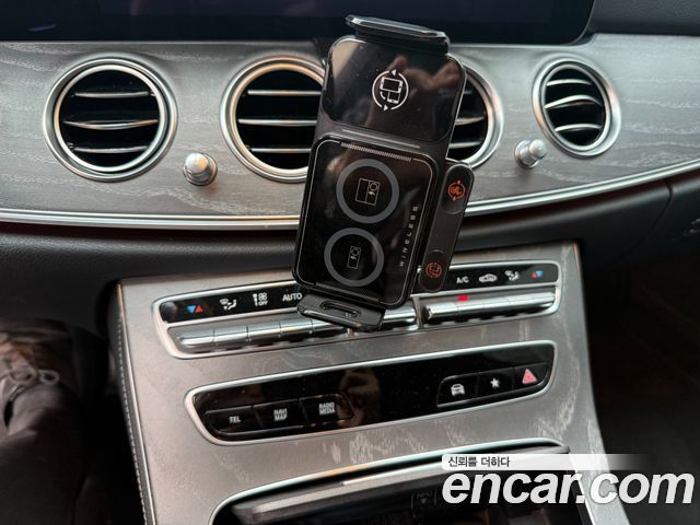 Mercedes-Benz E-Class 2023 — photo 13