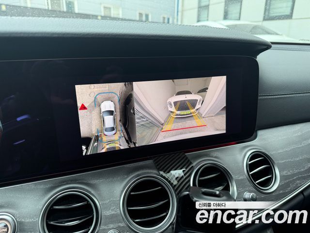 Mercedes-Benz E-Class 2023 — photo 14