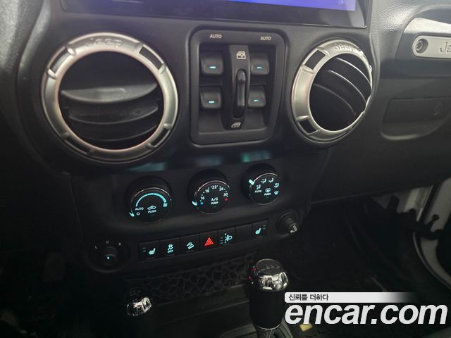 Jeep Wrangler 2012 — photo 14
