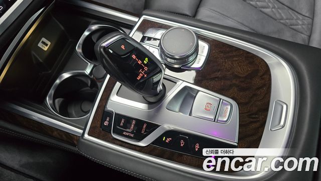 BMW 7-Series 2016 — photo 12