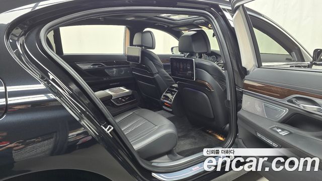 BMW 7-Series 2016 — photo 17