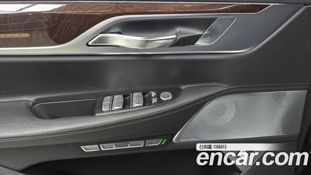 BMW 7-Series 2016 — photo 24
