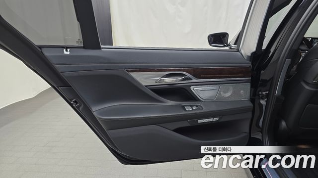 BMW 7-Series 2016 — photo 15