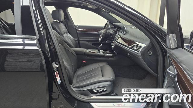 BMW 7-Series 2016 — photo 16