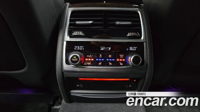 BMW 7-Series 2016 — photo 31