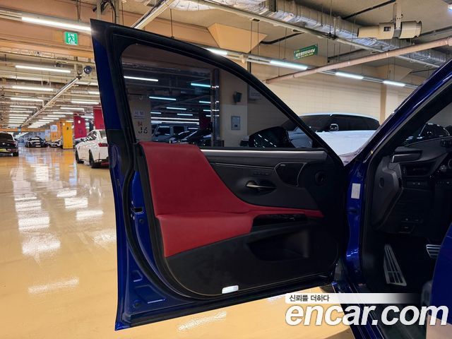 Lexus ES 2023 — photo 11