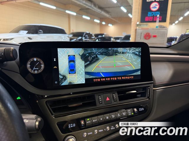 Lexus ES 2023 — photo 15