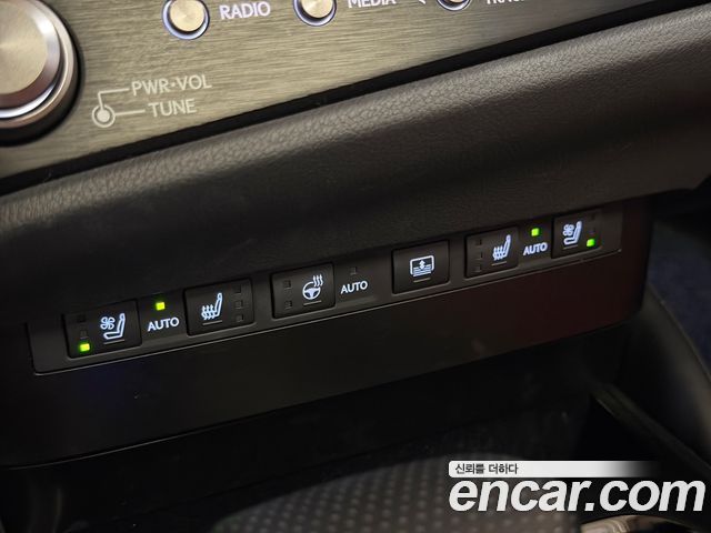 Lexus ES 2023 — photo 16