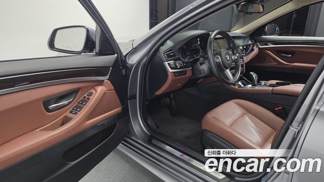 BMW 5-Series 2016 — photo 10