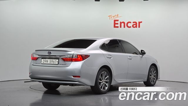 Lexus ES 2017 — photo 2