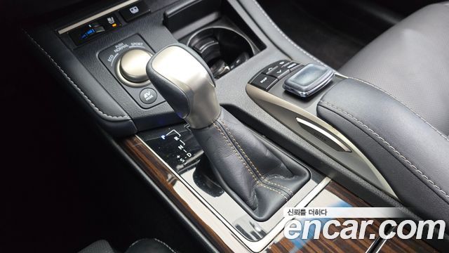 Lexus ES 2017 — photo 12