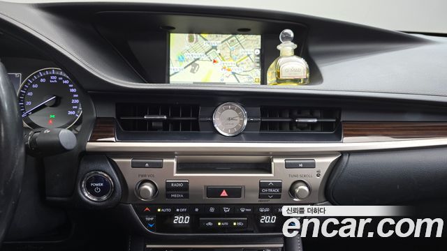 Lexus ES 2017 — photo 18