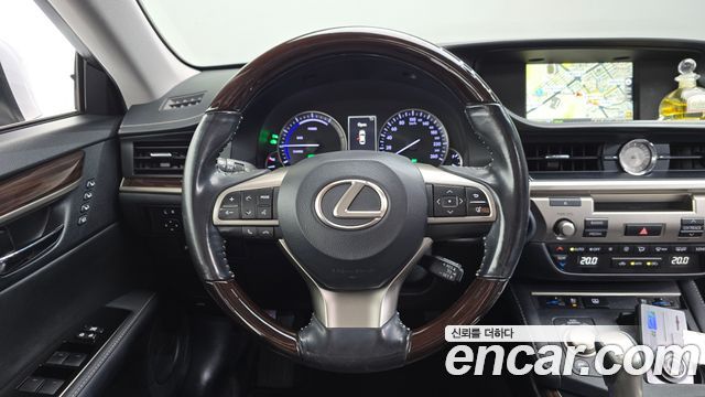 Lexus ES 2017 — photo 19