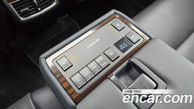 Lexus ES 2017 — photo 21
