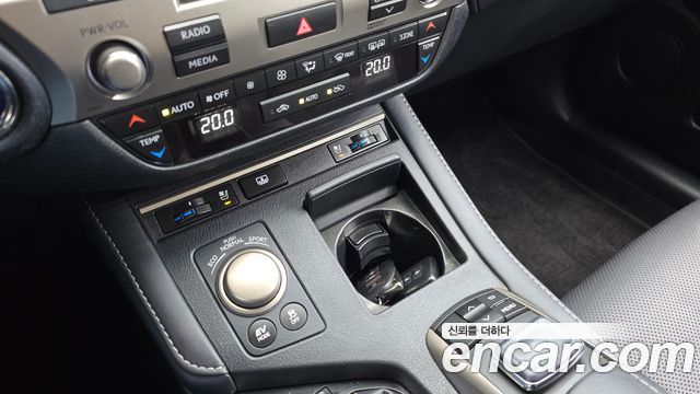 Lexus ES 2017 — photo 23