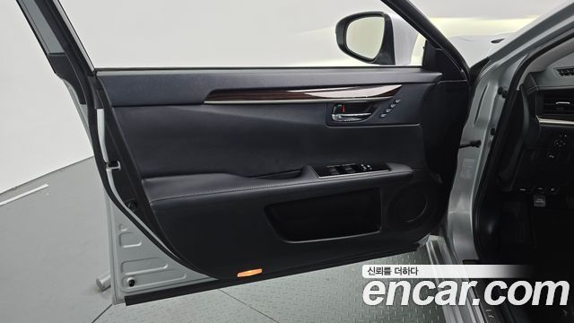 Lexus ES 2017 — photo 14