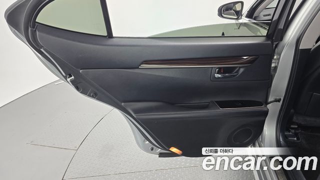 Lexus ES 2017 — photo 15