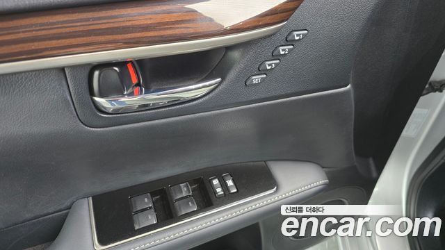 Lexus ES 2017 — photo 28