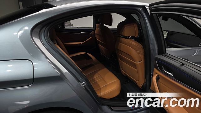 BMW 5-Series 2023 — photo 18