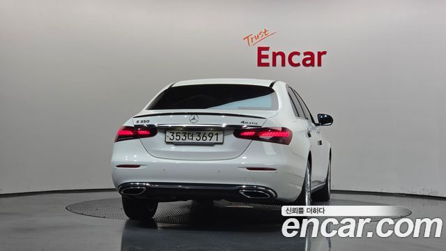 Mercedes-Benz E-Class 2022 — photo 4