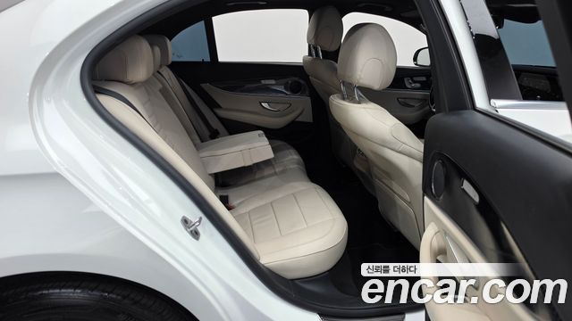 Mercedes-Benz E-Class 2022 — photo 17