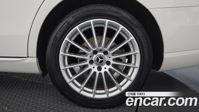 Mercedes-Benz E-Class 2022 — photo 7